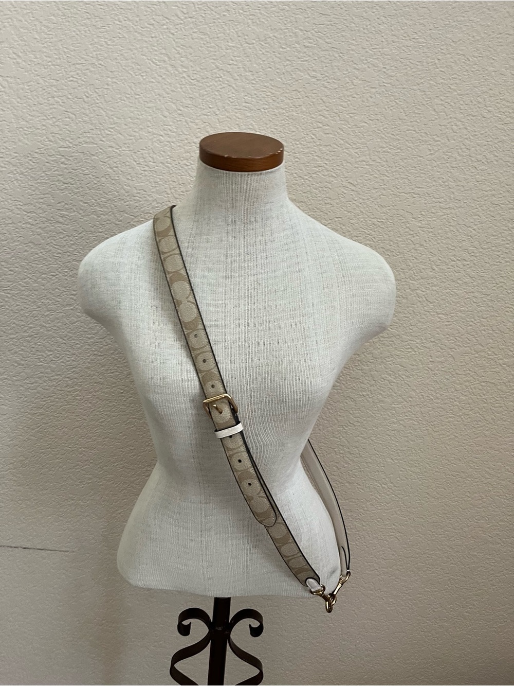 Coach Signature Strap - Picture 3 of 7